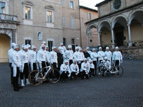 gruppo abbigl bianco gennaio 2004 (17).jpg